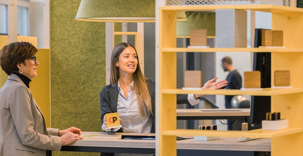 Eine Mitarbeiterin der Post in der modern gestalteten Sihlpost-Filiale in Zürich.