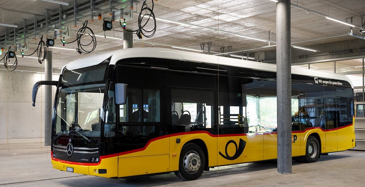 Ein Elektro-PostAuto steht in der Fahrzeughalle des neuen Depots in Wilderswil, dessen Infrastruktur vollständig auf Elektromobilität und fossilfreie Antriebe ausgelegt ist.